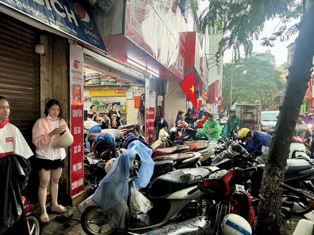 Hà Nội đang ngập khủng khiếp khắp nẻo đường: Loạt ô tô chìm trong “biển” nước, người dân dùng xô múc nước tràn khỏi nhà- Ảnh 52.