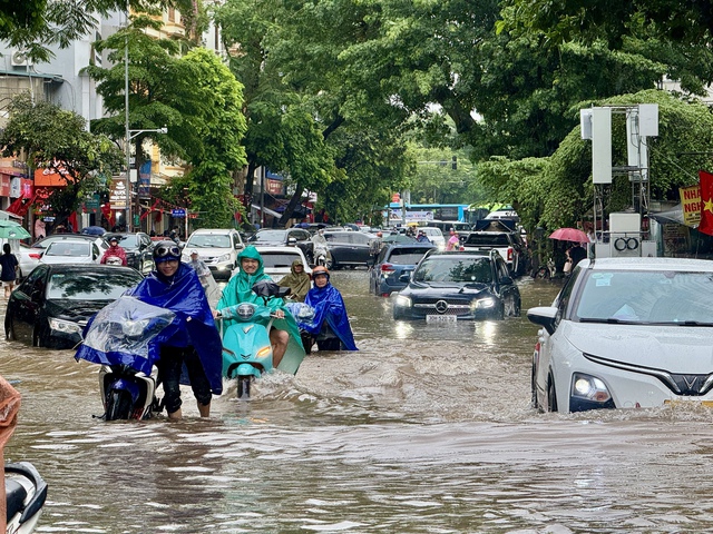 Hà Nội đang ngập khủng khiếp khắp nẻo đường: Loạt ô tô chìm trong “biển” nước, người dân dùng xô múc nước tràn khỏi nhà- Ảnh 32.