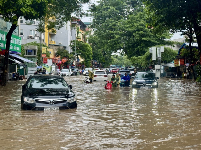 Hà Nội đang ngập khủng khiếp khắp nẻo đường: Loạt ô tô chìm trong “biển” nước, người dân dùng xô múc nước tràn khỏi nhà- Ảnh 31.