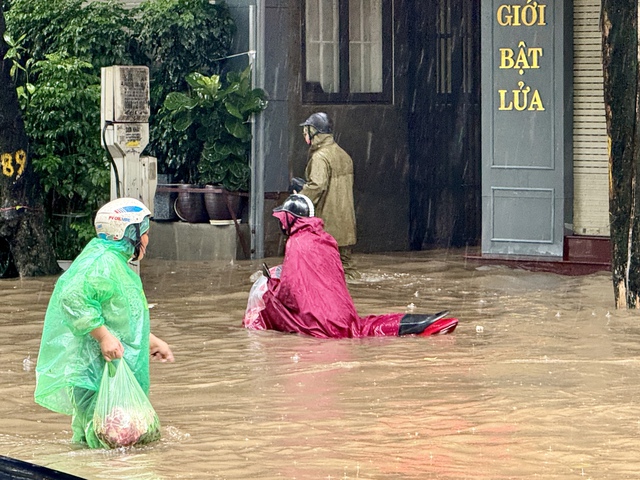 Hà Nội đang ngập khủng khiếp khắp nẻo đường: Loạt ô tô chìm trong “biển” nước, người dân dùng xô múc nước tràn khỏi nhà- Ảnh 33.