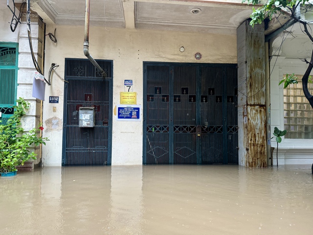 Hà Nội đang ngập khủng khiếp khắp nẻo đường: Loạt ô tô chìm trong “biển” nước, người dân dùng xô múc nước tràn khỏi nhà- Ảnh 20.