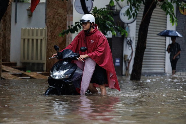 Hà Nội đang ngập khủng khiếp khắp nẻo đường: Loạt ô tô chìm trong “biển” nước, người dân dùng xô múc nước tràn khỏi nhà- Ảnh 43.