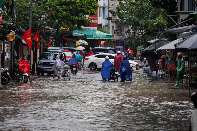 Hà Nội đang ngập khủng khiếp khắp nẻo đường: Loạt ô tô chìm trong “biển” nước, người dân dùng xô múc nước tràn khỏi nhà- Ảnh 39.