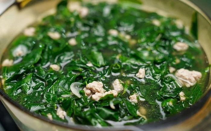 Canh rau ngót là món ăn quen thuộc trong nhiều bữa cơm gia đình Việt Nam. (Ảnh từ Báo Phụ nữ Việt Nam)