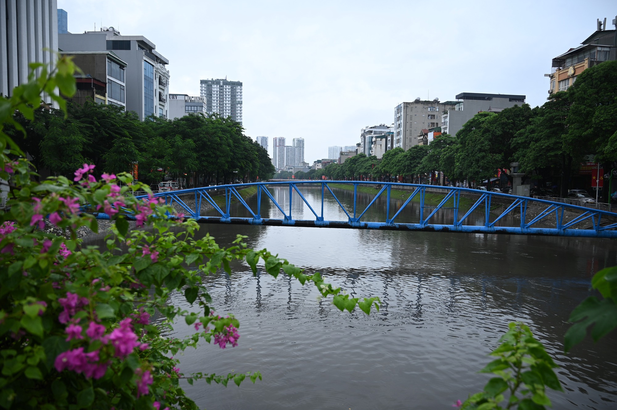 Hà Nội đang ngập khủng khiếp khắp nẻo đường: Loạt ô tô chìm trong “biển” nước, người dân dùng xô múc nước tràn khỏi nhà- Ảnh 4.