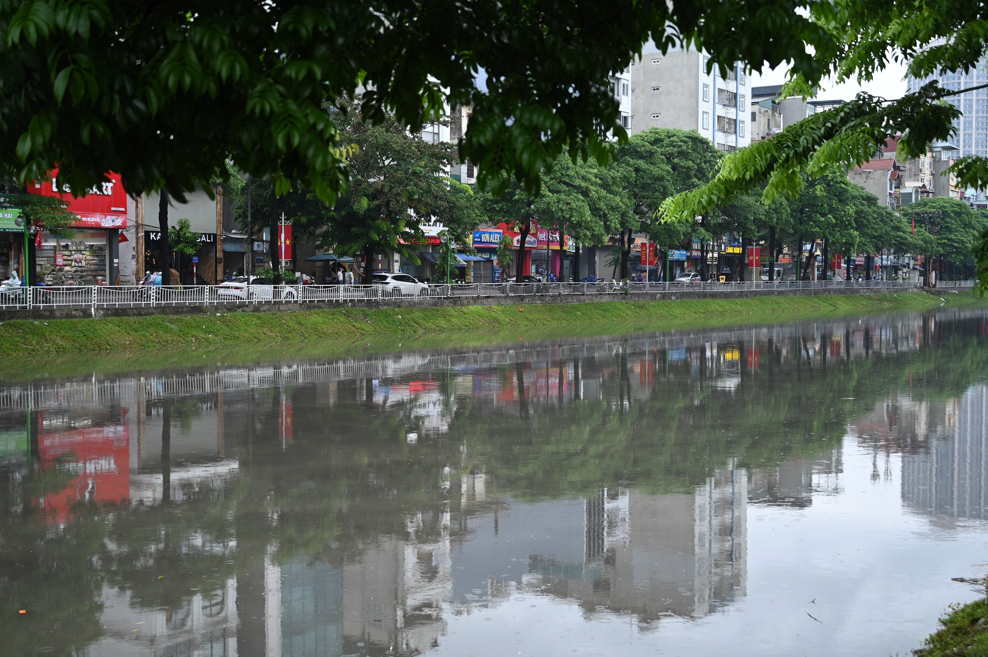 Hà Nội đang ngập khủng khiếp khắp nẻo đường: Loạt ô tô chìm trong “biển” nước, người dân dùng xô múc nước tràn khỏi nhà- Ảnh 3.