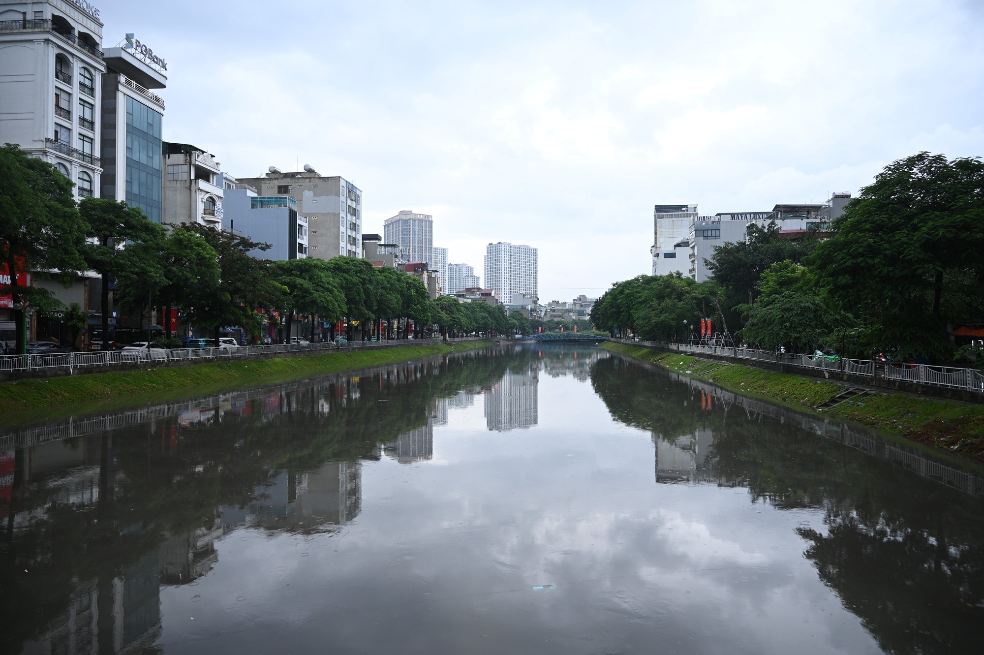 Hà Nội đang ngập khủng khiếp khắp nẻo đường: Loạt ô tô chìm trong “biển” nước, người dân dùng xô múc nước tràn khỏi nhà- Ảnh 2.