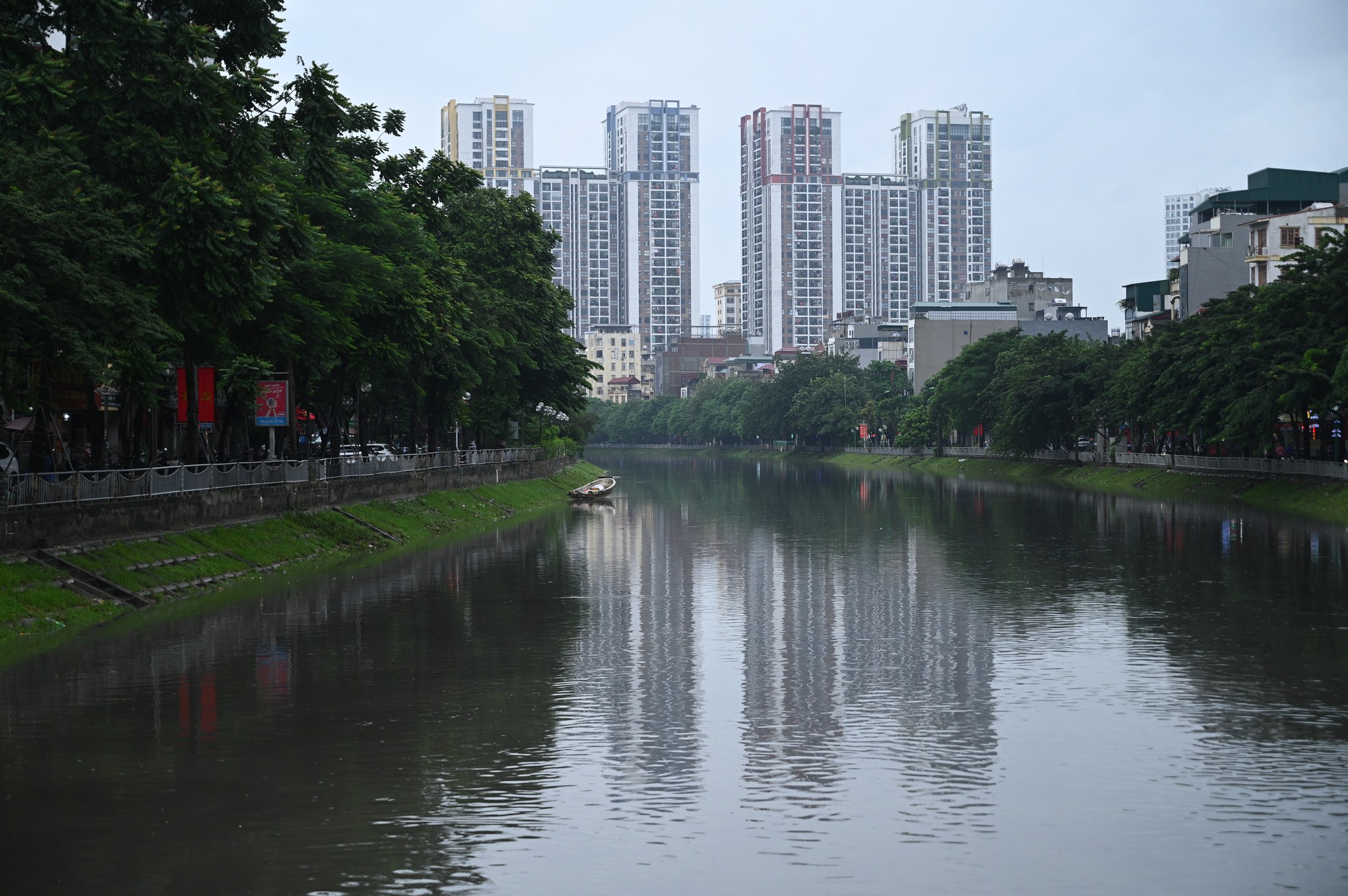 Hà Nội đang ngập khủng khiếp khắp nẻo đường: Loạt ô tô chìm trong “biển” nước, người dân dùng xô múc nước tràn khỏi nhà- Ảnh 1.