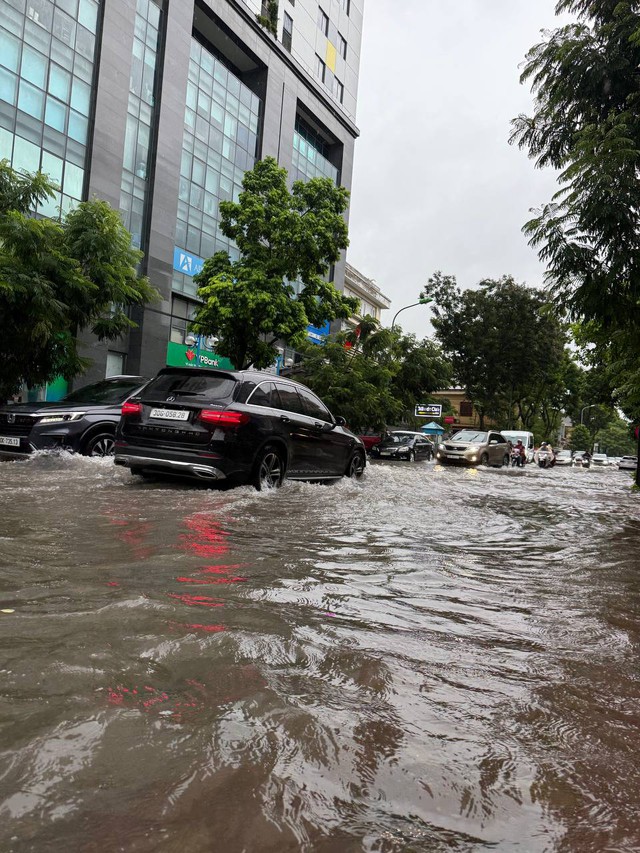 Hà Nội đang ngập khủng khiếp khắp nẻo đường: Loạt ô tô chìm trong “biển” nước, người dân dùng xô múc nước tràn khỏi nhà- Ảnh 102.