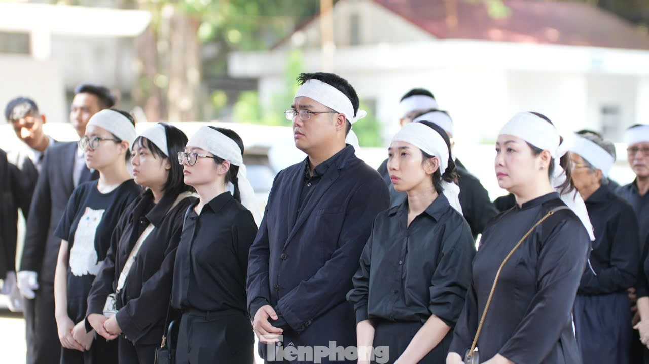 Dòng người xếp hàng vào viếng ông Hoàng Nam Tiến- Ảnh 3.