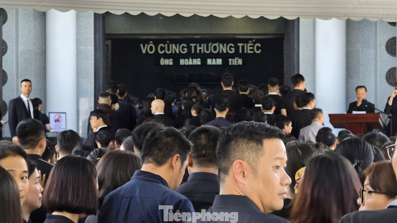 Dòng người xếp hàng vào viếng ông Hoàng Nam Tiến- Ảnh 1.