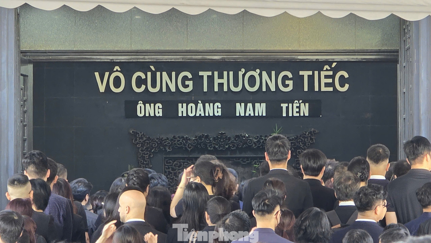 Dòng người xếp hàng vào viếng ông Hoàng Nam Tiến- Ảnh 2.