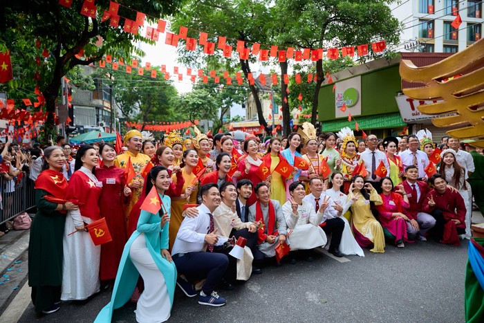 Nhiều nghệ sĩ Việt trước đó đã tham gia buổi tổng duyệt diễu binh diễu hành vào ngày 30/8, sẵn sàng cho ngày hội dân tộc.  