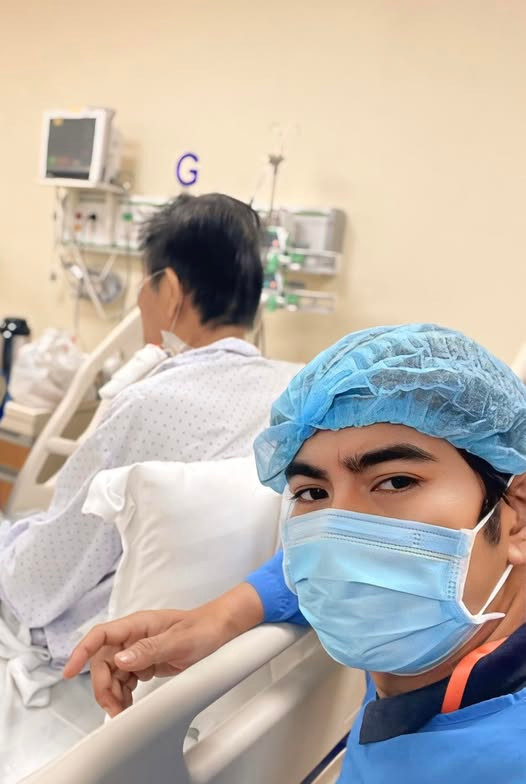 Thời gian qua, nam diễn viên vừa đi quay phim vừa tranh thủ thời gian vào bệnh viện chăm ba bị bệnh. (Ảnh FBNV)