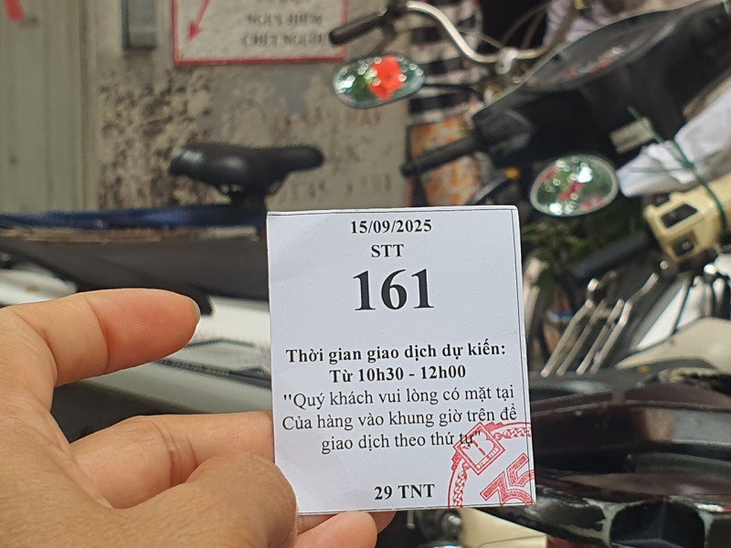 Mặc dù đến sớm hơn thời gian mở cửa giao dịch của cửa hàng 30 phút, bà Thắm vẫn xếp thứ 161.