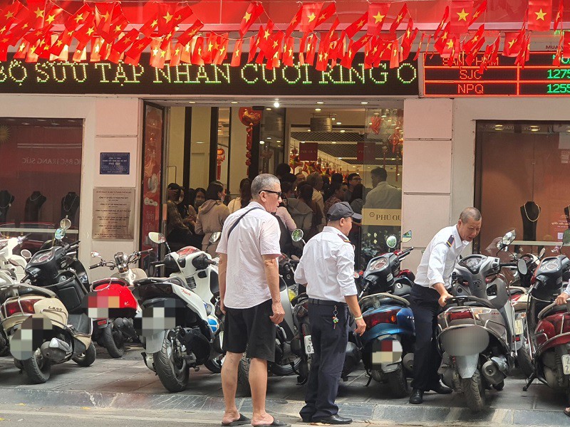 Cửa hàng Phú Quý cũng khá đông đúc, nhộn nhịp khách mua bán.