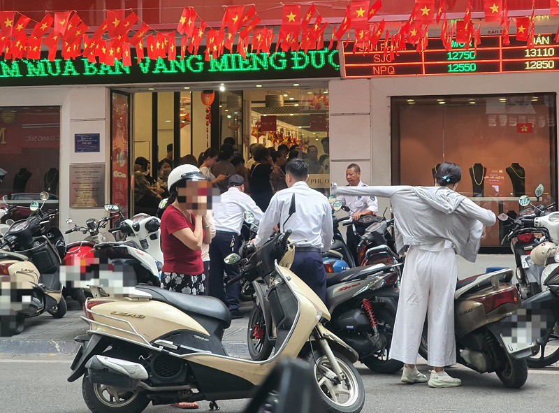 Theo quan sát, người đến mua vàng đông hơn người đến bán vàng trong hôm nay.