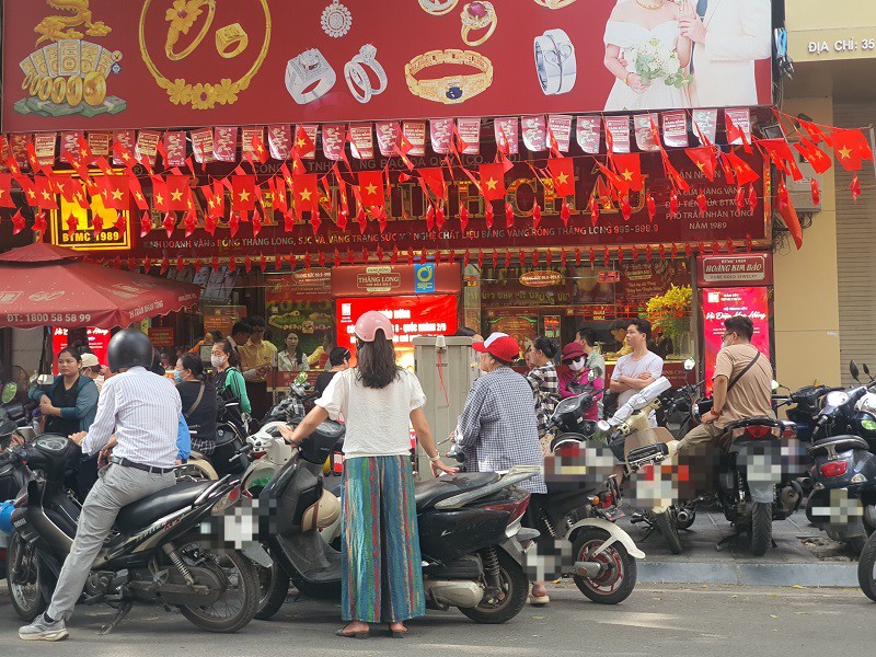 Nhiều người đến muộn không nhận được số mua vàng phải quay về.