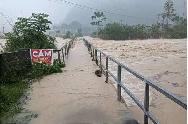 Bão số 10 di chuyển lệch về phía Bắc: Có nơi đã sạt lở và ngập lụt, nhiều nhà dân tan hoang vì lốc xoáy- Ảnh 7.