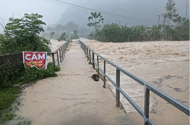Bão số 10 di chuyển lệch về phía Bắc: Có nơi đã sạt lở và ngập lụt, nhiều nhà dân tan hoang vì lốc xoáy- Ảnh 21.