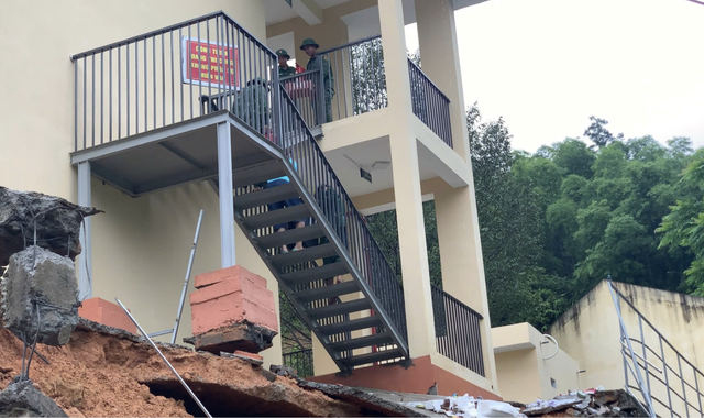 Bão số 10 di chuyển lệch về phía Bắc: Có nơi đã sạt lở và ngập lụt, nhiều nhà dân tan hoang vì lốc xoáy- Ảnh 22.
