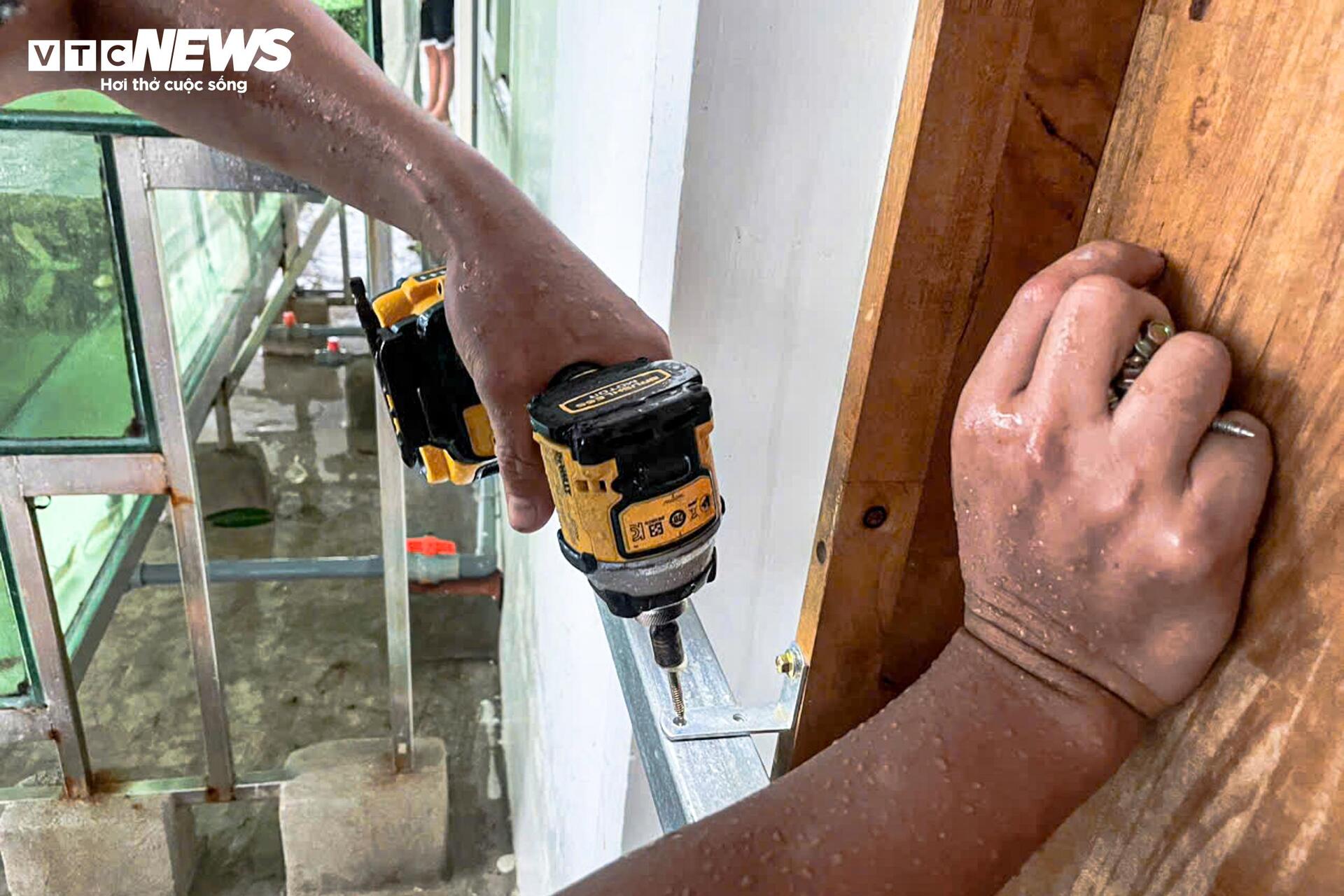 Bão số 10 di chuyển lệch về phía Bắc: Có nơi đã sạt lở và ngập lụt, nhiều nhà dân tan hoang vì lốc xoáy- Ảnh 13.