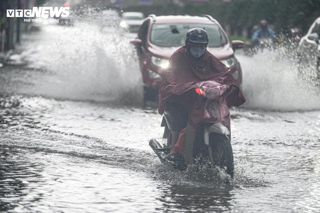 Bão số 10 di chuyển lệch về phía Bắc: Có nơi đã sạt lở và ngập lụt, nhiều nhà dân tan hoang vì lốc xoáy- Ảnh 10.