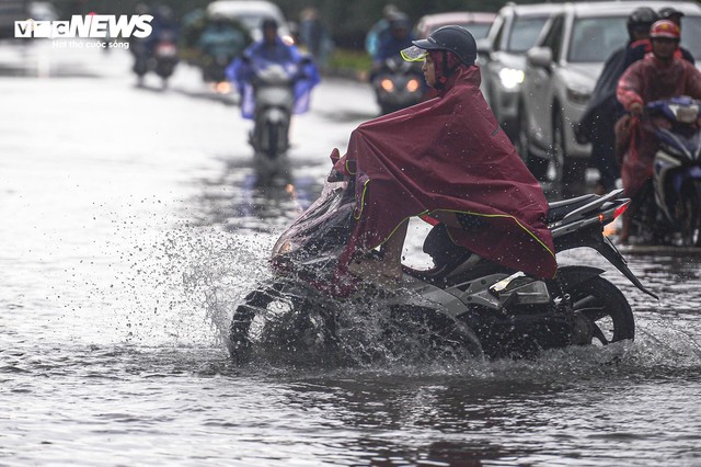Bão số 10 di chuyển lệch về phía Bắc: Có nơi đã sạt lở và ngập lụt, nhiều nhà dân tan hoang vì lốc xoáy- Ảnh 12.