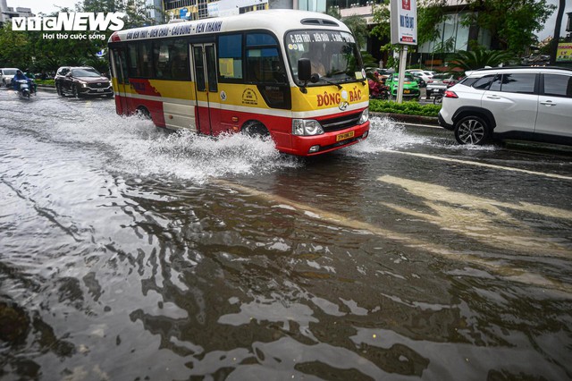 Bão số 10 di chuyển lệch về phía Bắc: Có nơi đã sạt lở và ngập lụt, nhiều nhà dân tan hoang vì lốc xoáy- Ảnh 13.