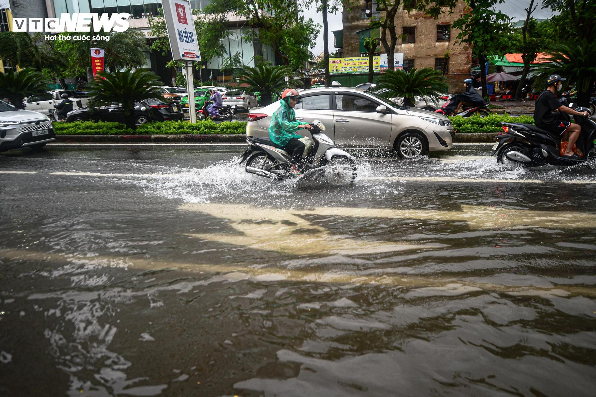 Bão số 10 di chuyển lệch về phía Bắc: Có nơi đã sạt lở và ngập lụt, nhiều nhà dân tan hoang vì lốc xoáy- Ảnh 29.