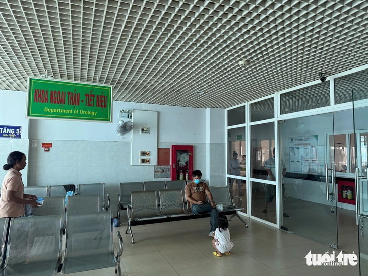 Chuyển công an điều tra vụ máy hư 2 năm vẫn có hồ sơ tán sỏi cho gần 500 bệnh nhân - Ảnh 4.