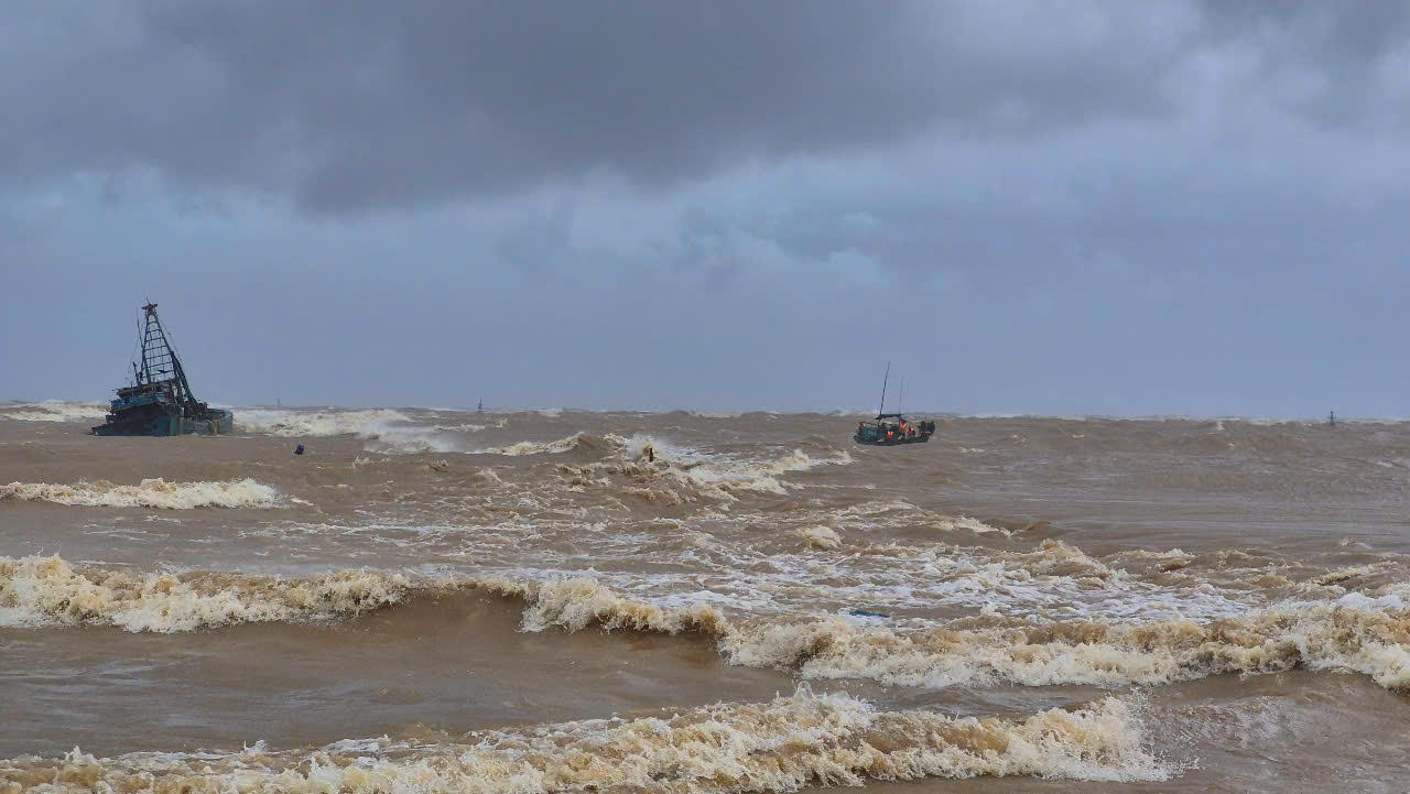 Bão số 10 di chuyển lệch về phía Bắc: Có nơi đã sạt lở và ngập lụt, nhiều nhà dân tan hoang vì lốc xoáy- Ảnh 24.