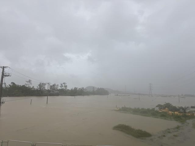 Bão số 10 di chuyển lệch về phía Bắc: Có nơi đã sạt lở và ngập lụt, nhiều nhà dân tan hoang vì lốc xoáy- Ảnh 4.