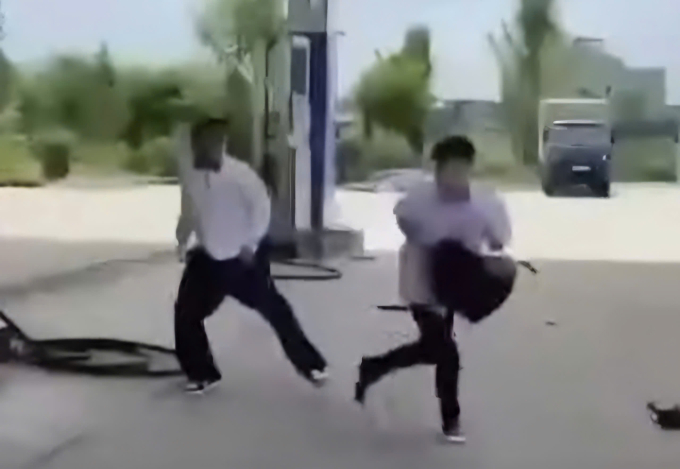 Hai nam sinh ẩu đả trước cây xăng gần trường trước khi án mạng xảy ra. Ảnh: Lam Sơn
