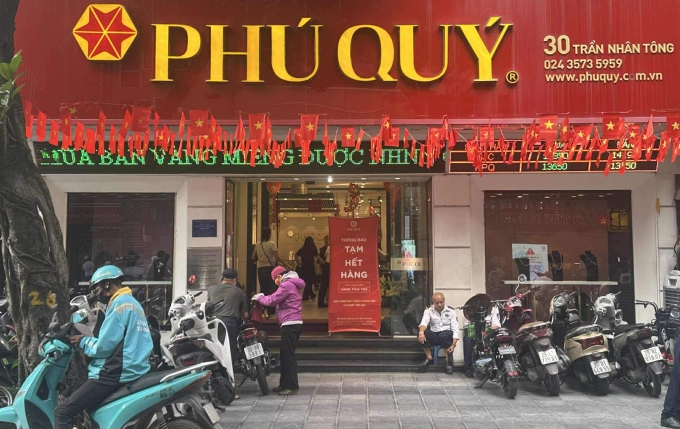 Cửa hàng Phú Quý cháy các mặt hàng vàng miếng, nhẫn trơn chiều 10/10. Ảnh: Trọng Hiếu