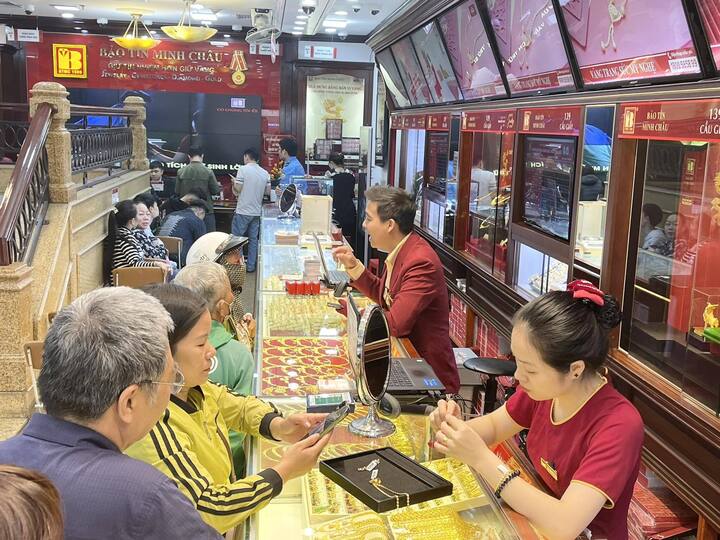 Giá vàng đang tăng mạnh như một "con tàu không phanh". (Ảnh: Minh Đức).
