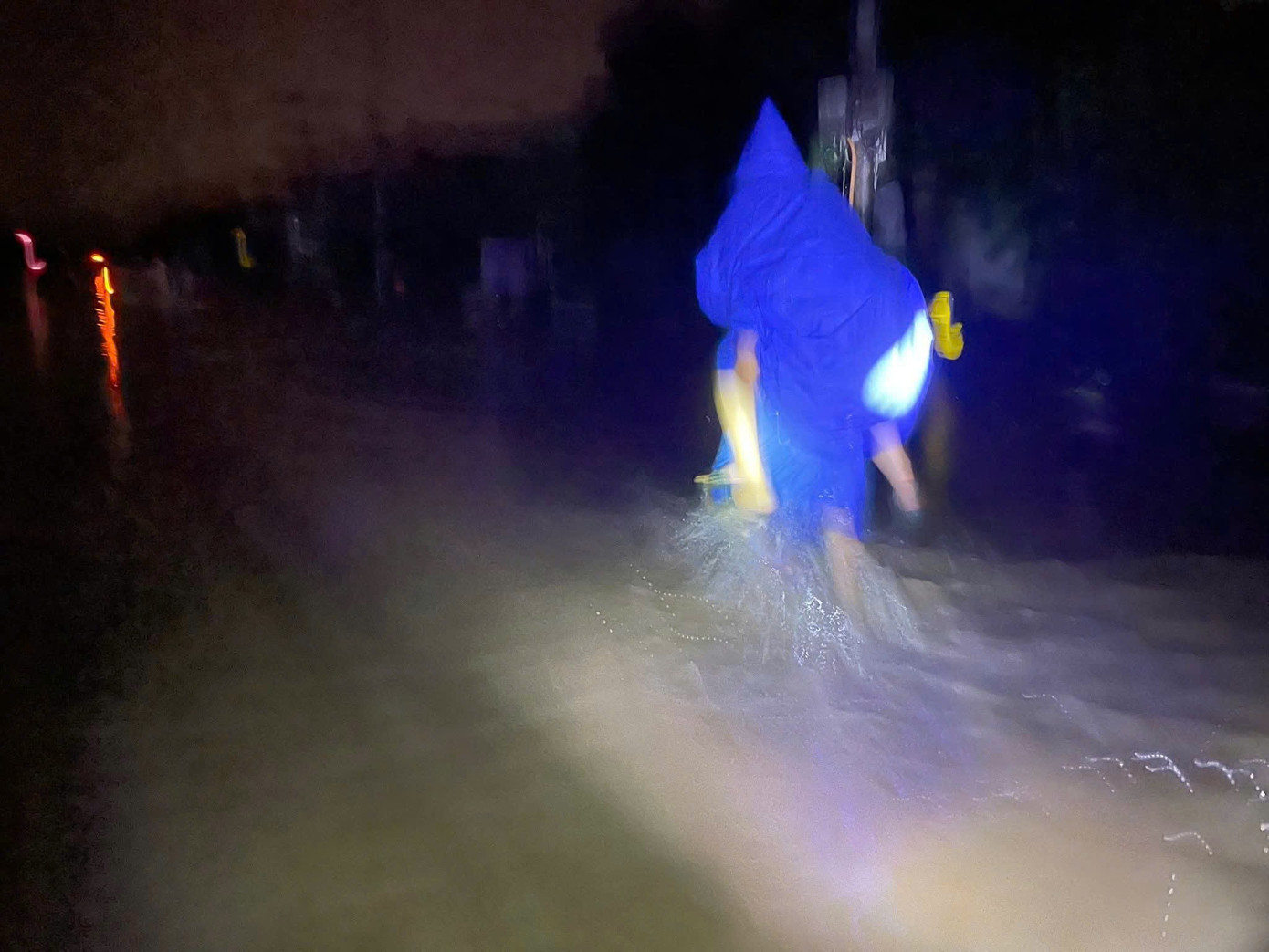 Nước lũ nhấn chìm hơn 66.800 nhà dân ở Đà Nẵng, mưa lớn chưa có dấu hiệu giảm- Ảnh 2.