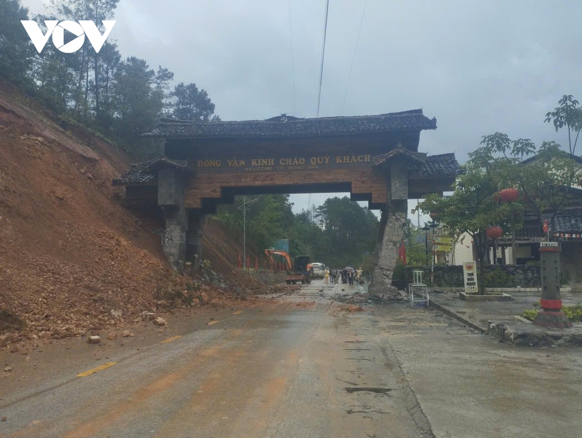 khoanh khac cong chao cao nguyen da Dong van do sap sau mua lon keo dai hinh anh 2