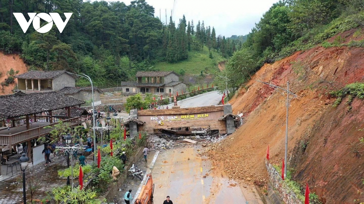 khoanh khac cong chao cao nguyen da Dong van do sap sau mua lon keo dai hinh anh 1