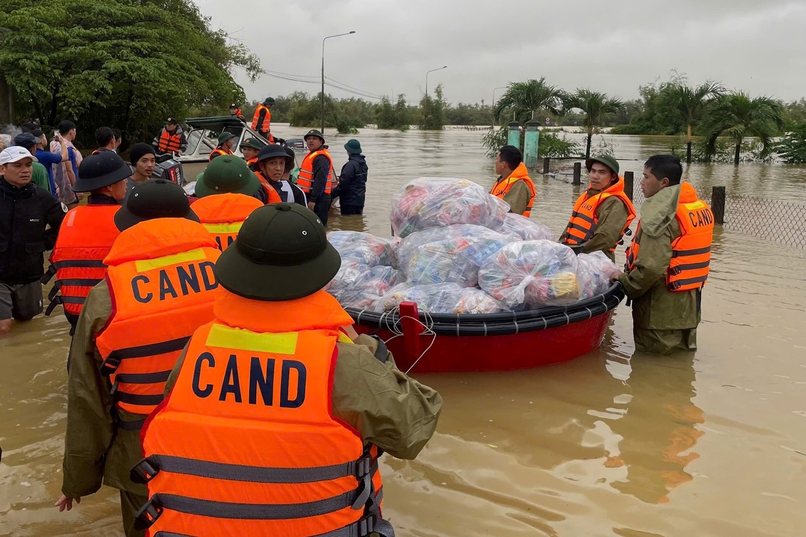 Toàn cảnh Hội An và Đà Nẵng những ngày chìm trong biển nước- Ảnh 14.