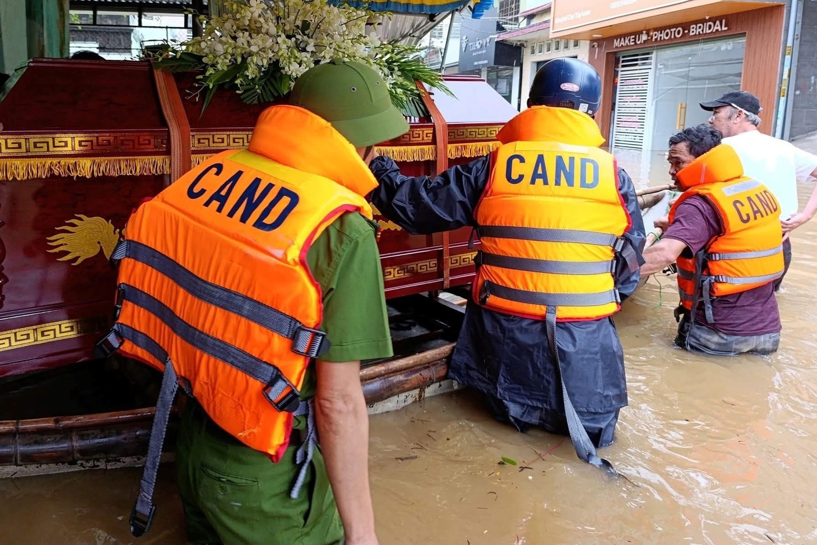 Toàn cảnh Hội An và Đà Nẵng những ngày chìm trong biển nước- Ảnh 15.