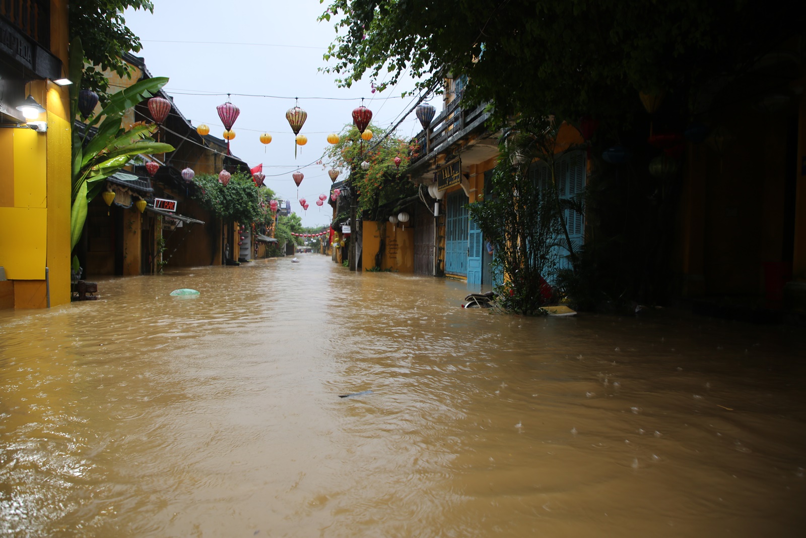 Toàn cảnh Hội An và Đà Nẵng những ngày chìm trong biển nước- Ảnh 5.
