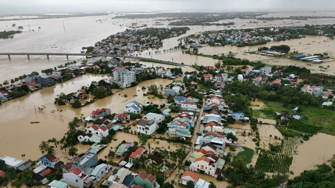 Nước lũ nhấn chìm hơn 66.800 nhà dân ở Đà Nẵng, mưa lớn chưa có dấu hiệu giảm- Ảnh 1.