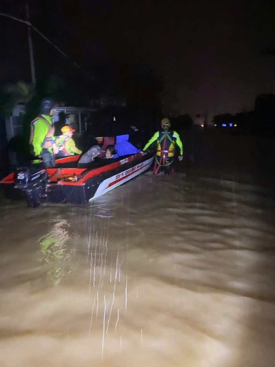 Nước lũ nhấn chìm hơn 66.800 nhà dân ở Đà Nẵng, mưa lớn chưa có dấu hiệu giảm- Ảnh 3.