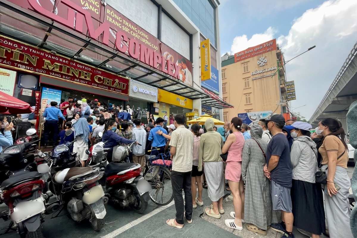 Hàng dài người dân xếp hàng trước cửa hàng vàng mặc dù đã được thông báo ngừng giao dịch sáng nay. Ảnh: Thanh Bình 