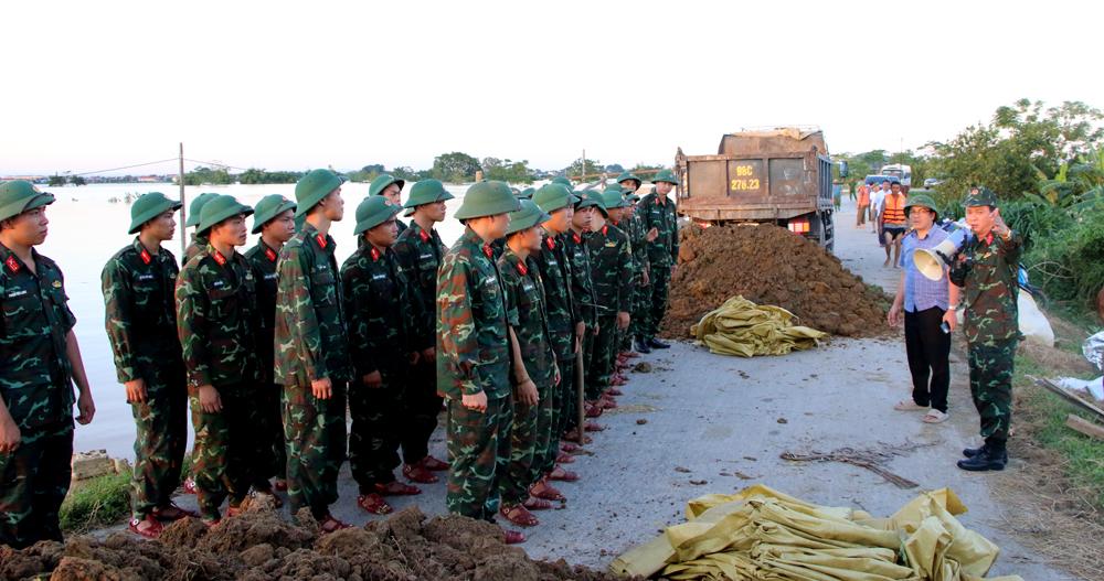 Cán bộ, chiến sĩ Lữ đoàn Pháo binh 675 triển khai nhiệm vụ cùng địa phương bảo vệ đê tả Cầu, đoạn qua xã Hợp Thịnh, tỉnh Bắc Ninh. Ảnh: Trịnh Lan 