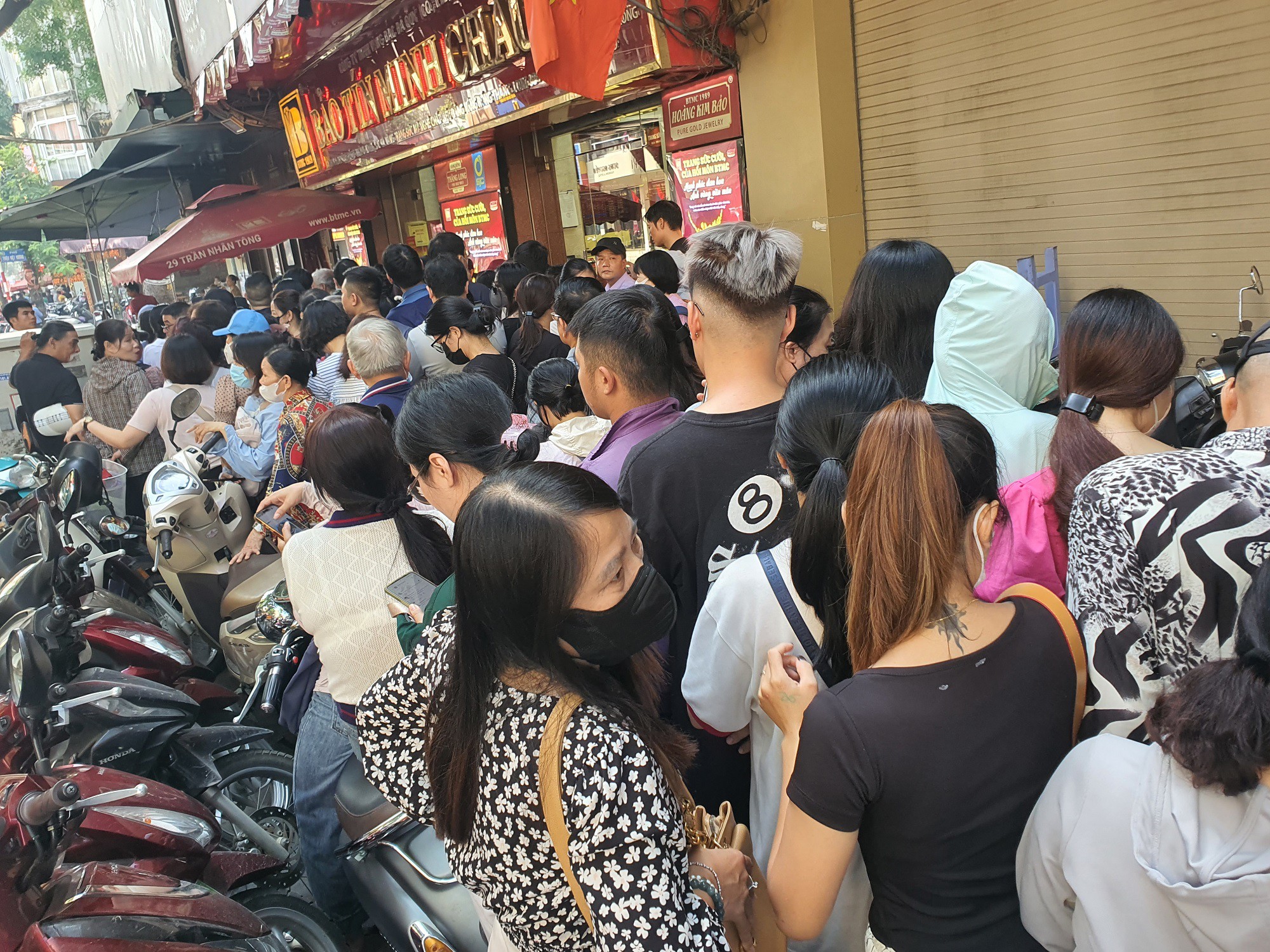 Người dân chen chúc nhau trên khoảng vỉa hè chật hẹp suốt nhiều giờ đồng hồ để mua vàng.