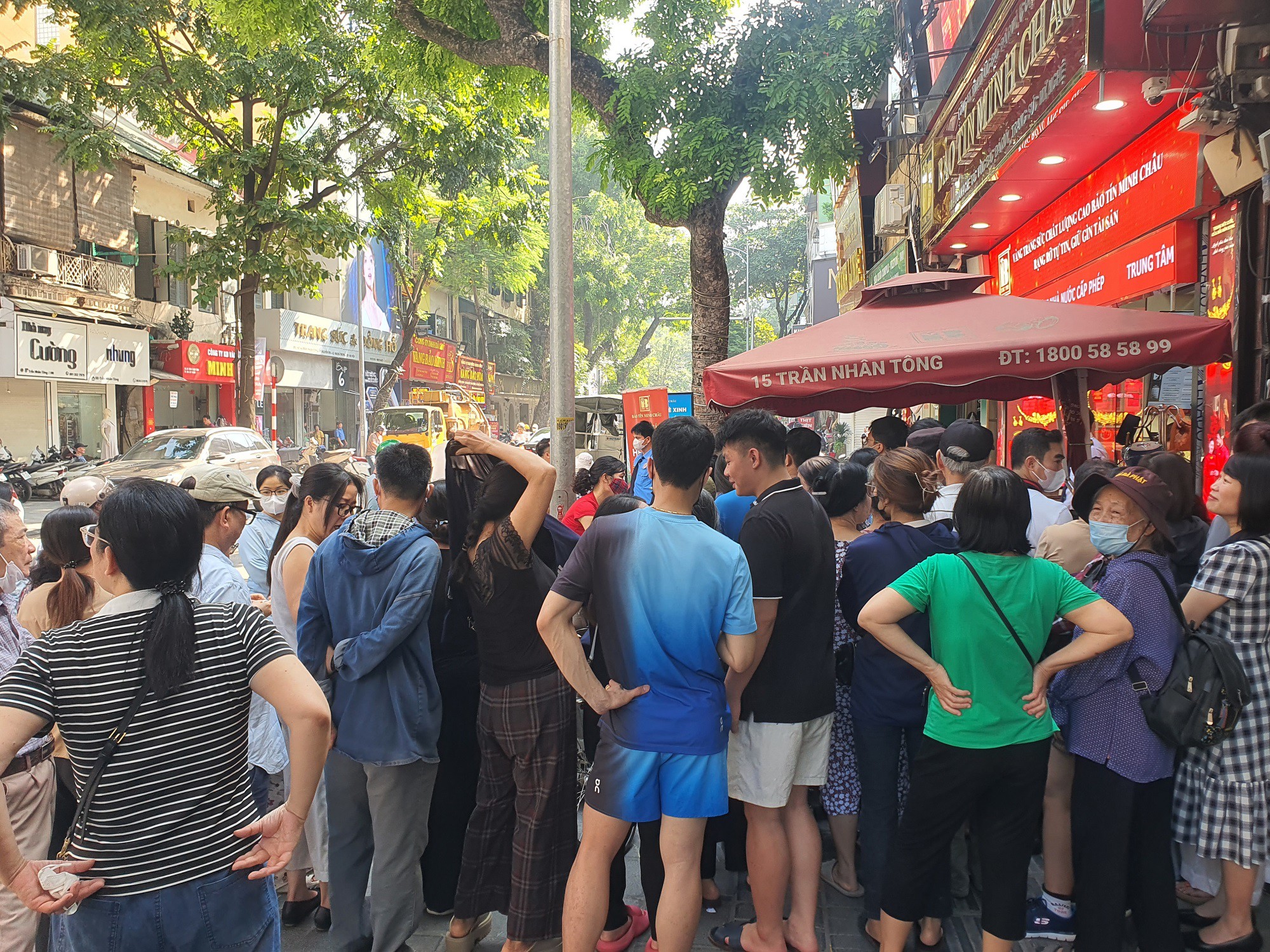 Cửa hàng bên dưới cũng rất đông.