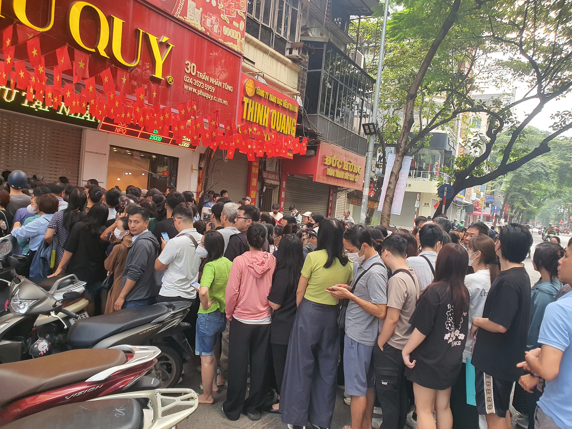 Dòng người xếp hàng xuống cả lòng đường.