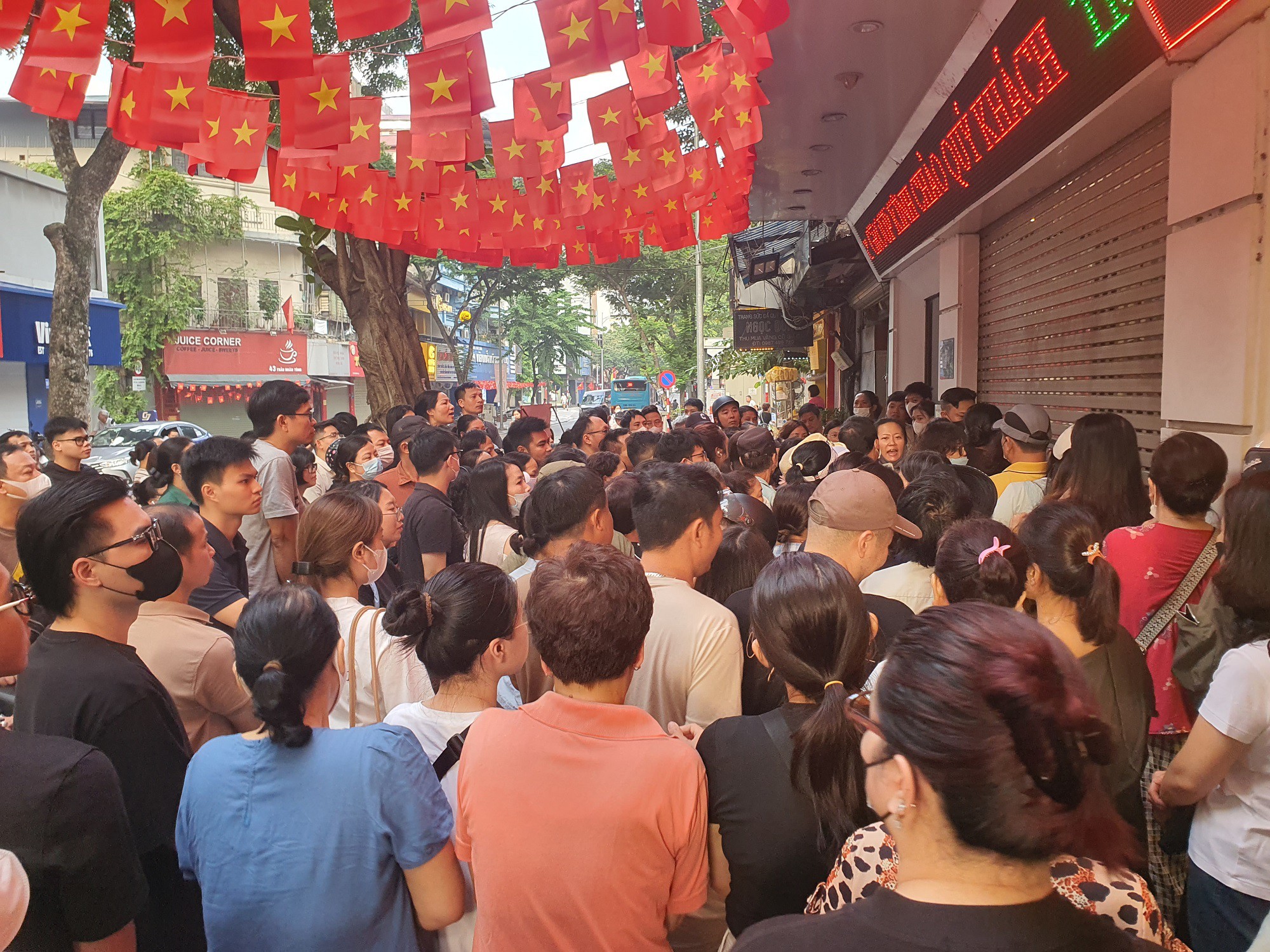 Khó khăn trong việc mua vàng, nhiều người đổi sang mua bạc.